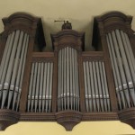 le-buffet-de-l-orgue-a-ete-construit-sur-une-belle-tribune-photo-rl-1434091748