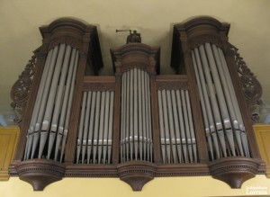 le-buffet-de-l-orgue-a-ete-construit-sur-une-belle-tribune-photo-rl-1434091748